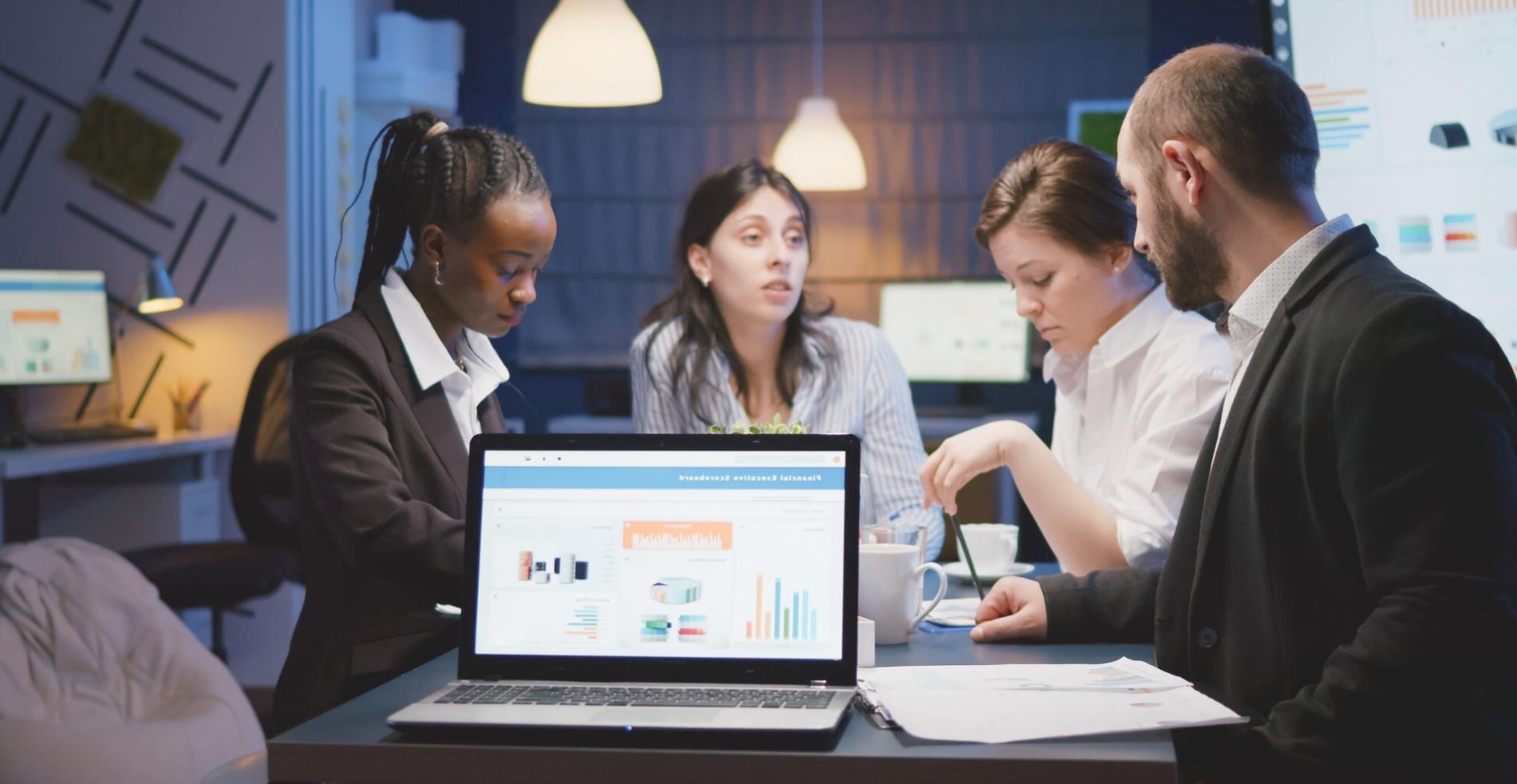 Équipe giltanara-ryaernova en réunion de travail collaborative